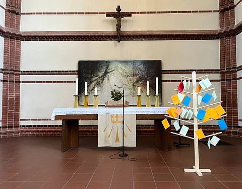 Fürbittbaum in der Kirche Zum Guten Hirten, Friedenau